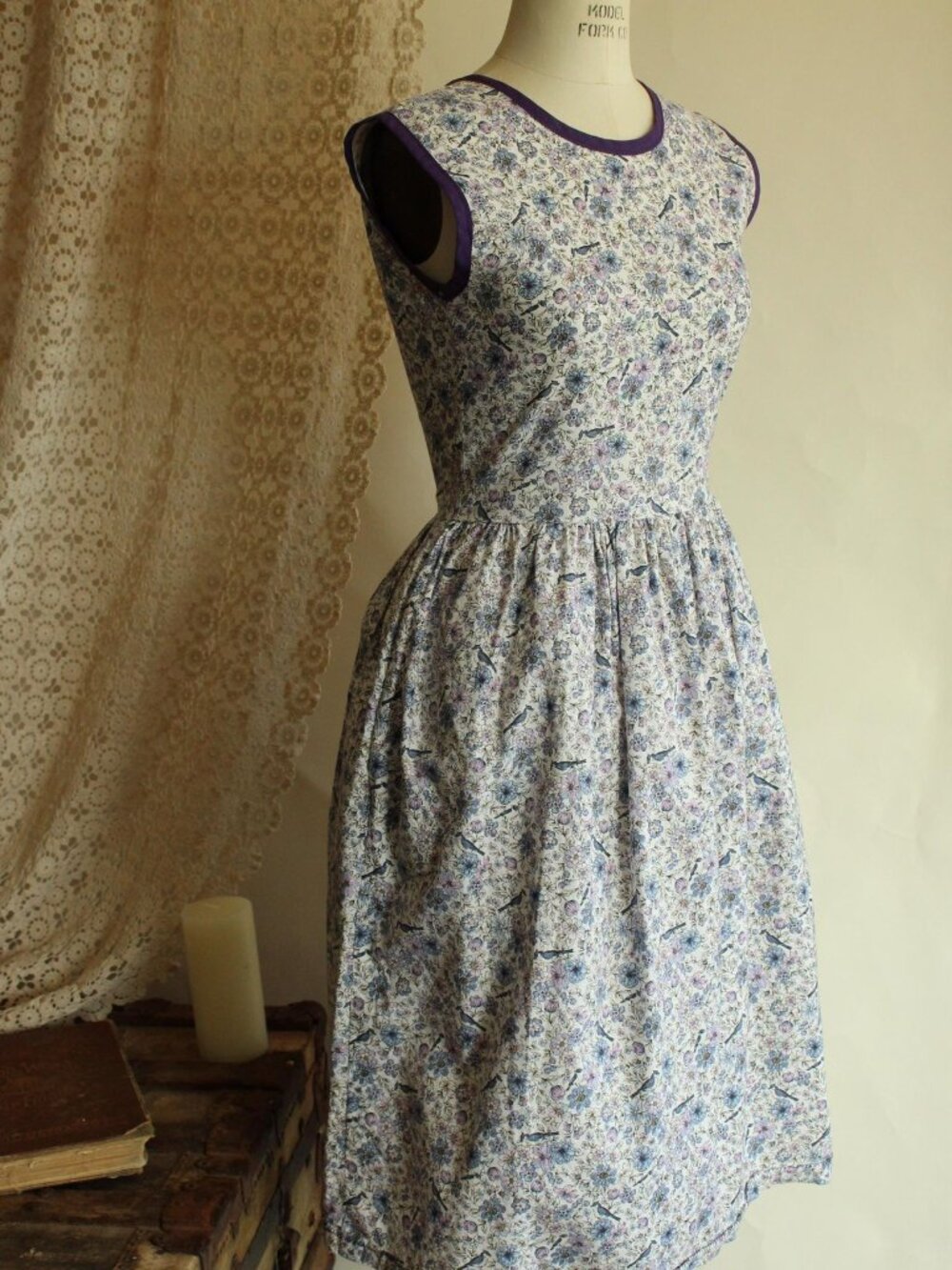 Vintage 1950s Dress with Pockets, Bluebird Print in Purple Blue and White Cotton - Picture 8 of 13